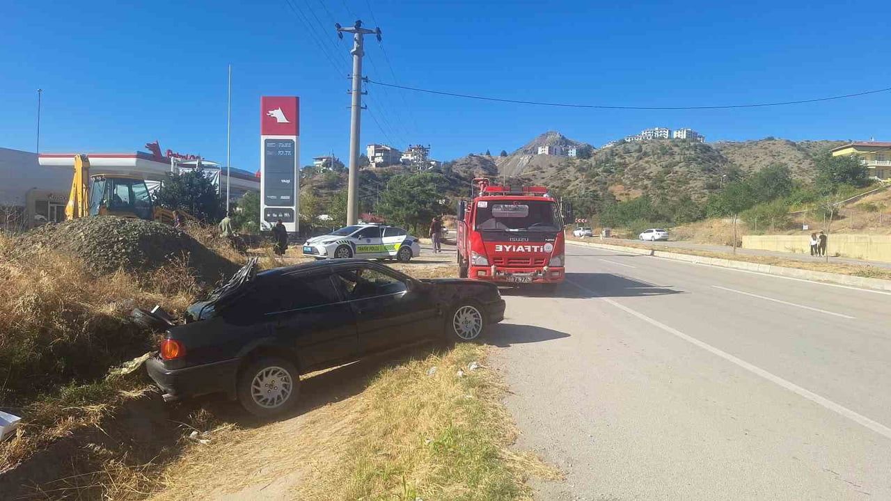 Direksiyon hakimiyeti kaybı sonrası otomobil su kanalına yuvarlandı: 4 yaralı