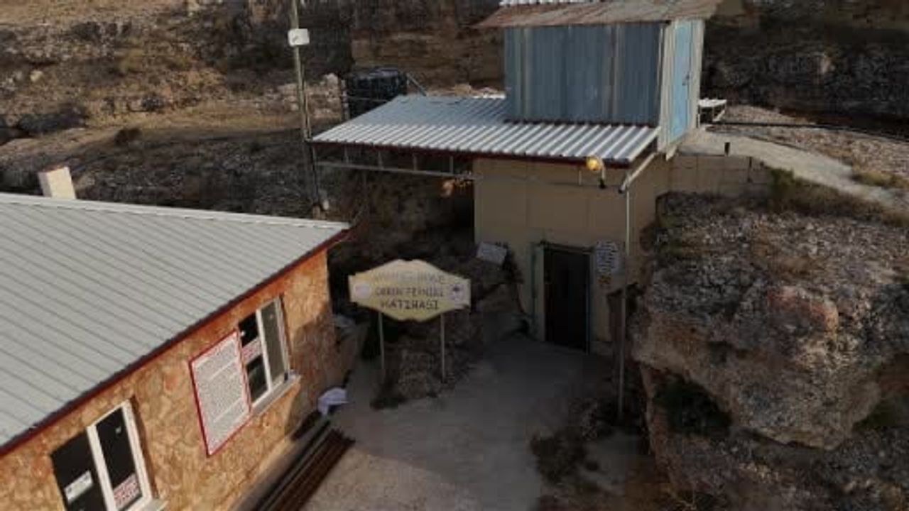 Divle Obruk Peyniri mağarada dönüşüyor: beyaz girip kırmızı çıkan tulumlar sofralara iniyor