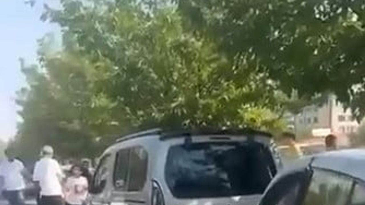 Diyarbakır Bağlar'da seyir halindeki otomobil 4 park halindeki araca çarptı