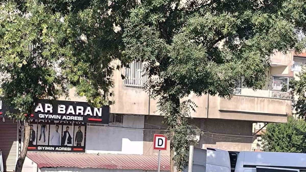 Diyarbakır Bağlar'da şüpheli paket fünye ile kontrollü şekilde patlatıldı