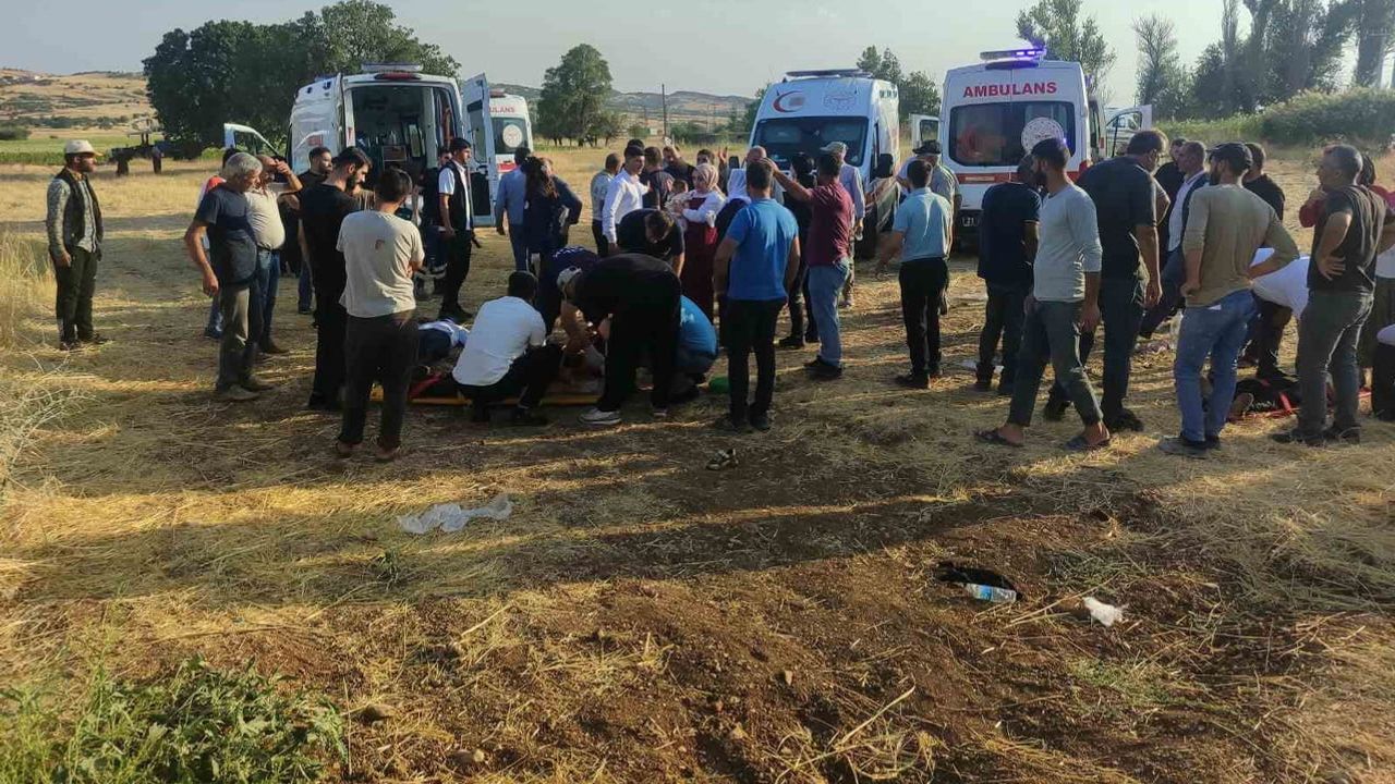 Diyarbakır-Bingöl karayolunda devrilen otomobil: 4'ü çocuk 9 yaralı