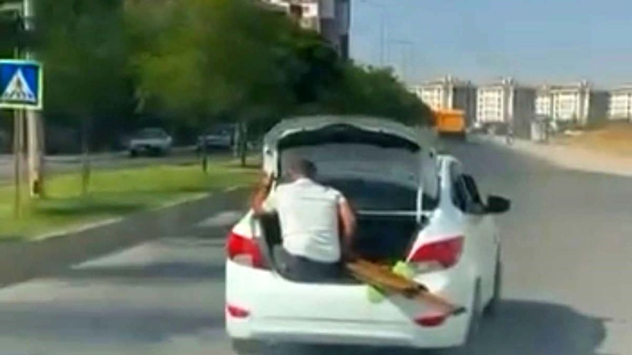 Diyarbakır'da bagajda yolculuk: kapıda oturan çocuk ve malzeme taşıyan kişi görüntülendi