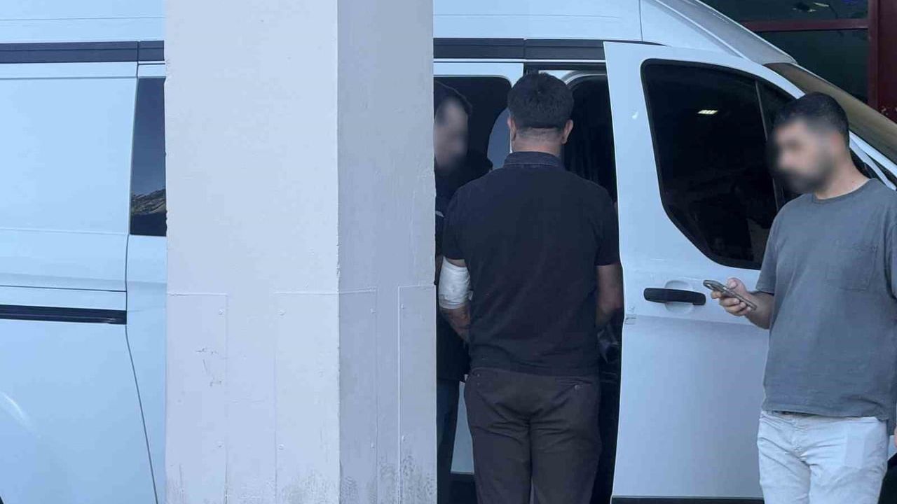 Diyarbakır'da ışıklarda duran otomobile saldırı: iki kişi yaralandı