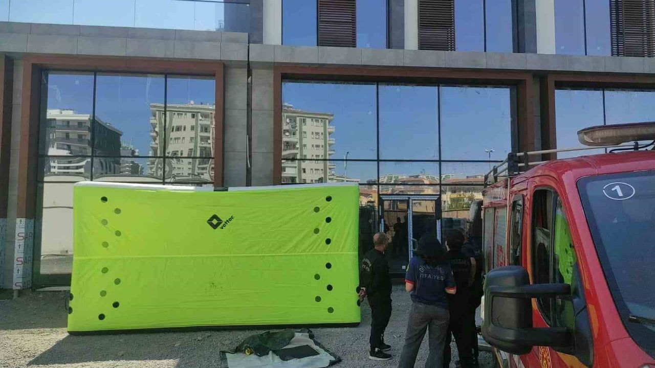 Diyarbakır'da son kata çıkarak ücretinin ödenmesini isteyen işçi ödeme garantisiyle ikna edildi