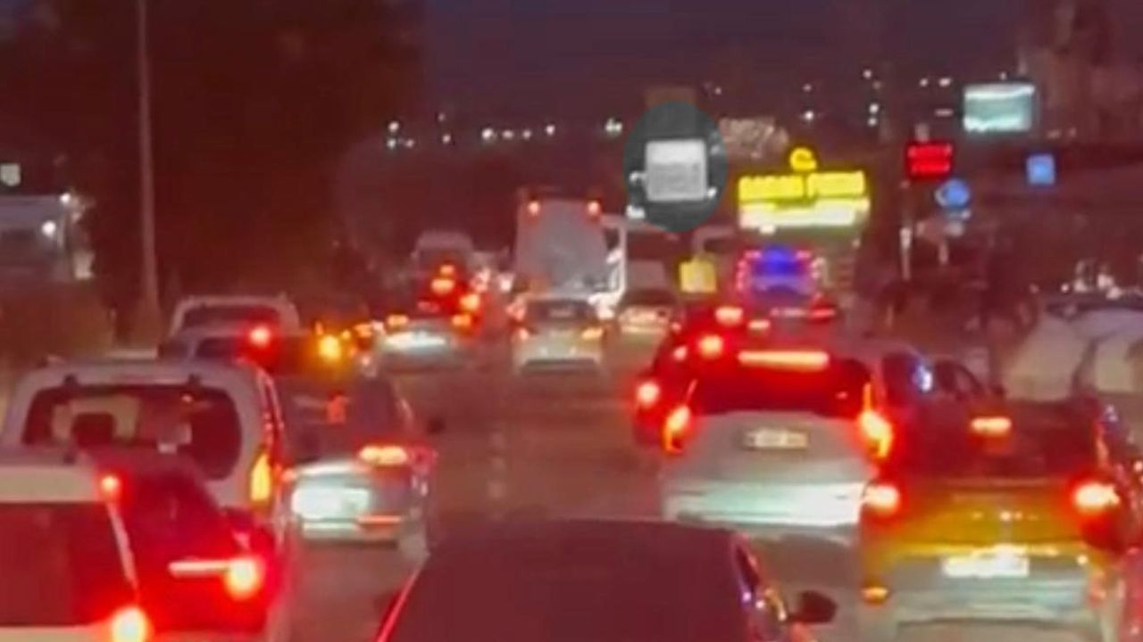 Diyarbakır'da sürücüler fermuar yöntemiyle yol açtı, bir araç anonsa rağmen ilerledi