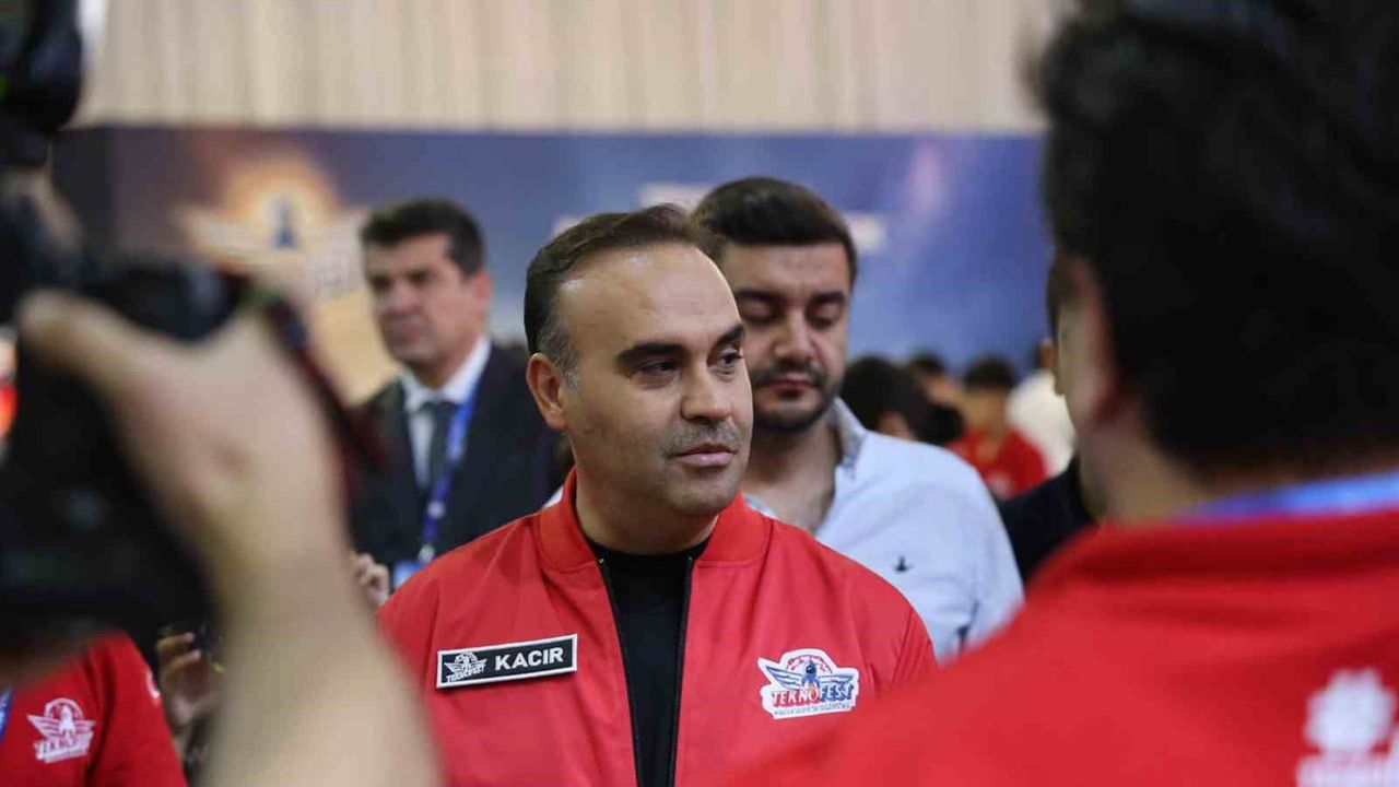 Diyarbakır'da teknoloji rüzgârı esti: Mehmet Fatih Kacır TEKNOFEST finallerini gezdi