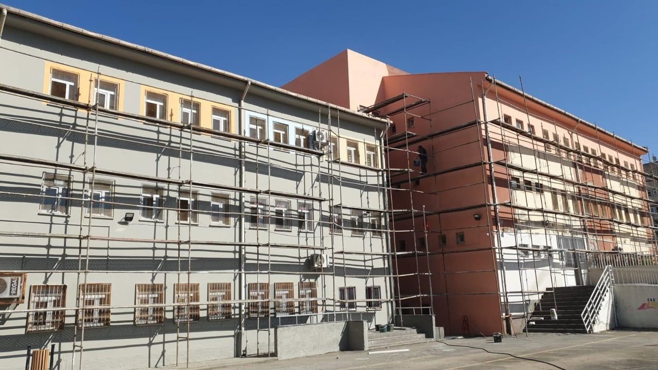 Diyarbakır'da yedi okul hayırsever işadamının boya desteğiyle yenilendi
