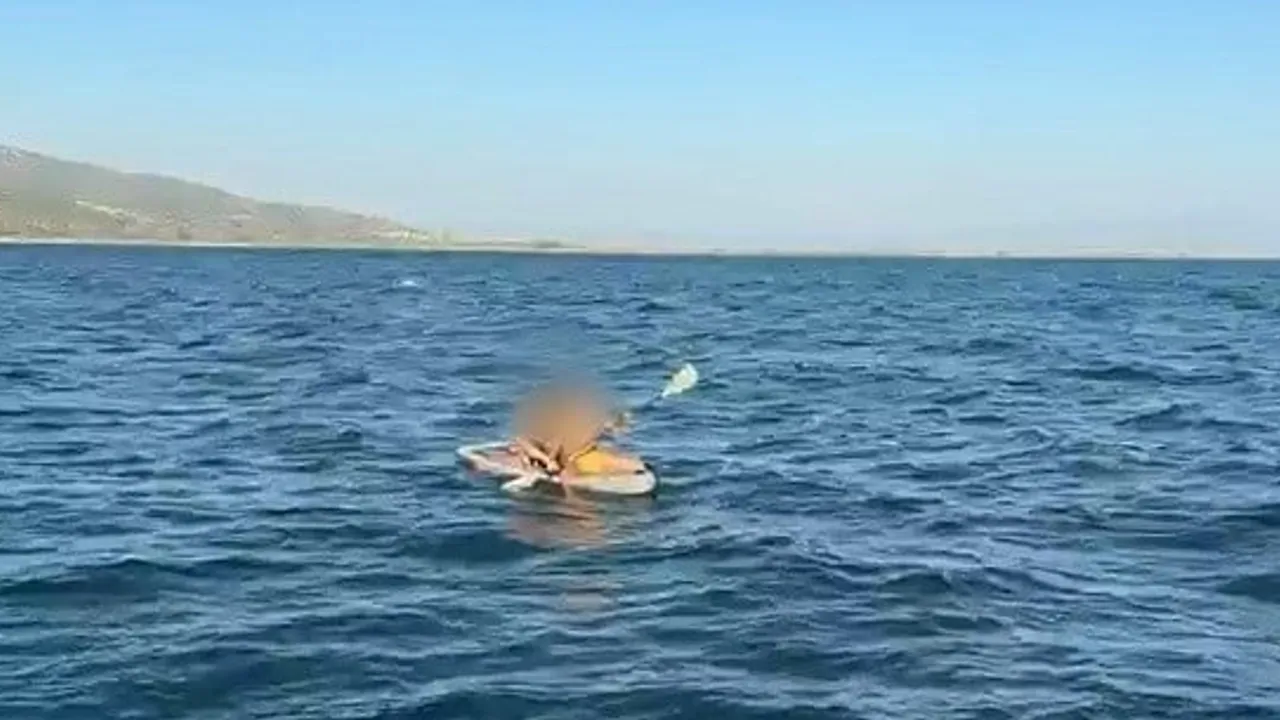 Doğanbey açıklarında rüzgarın sürüklediği iki kürek sörfçüsü kurtarıldı