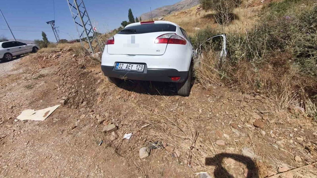 Doğanşehir'de D850-10 karayolunda yol dışına savrulan otomobilde iki kişi yaralandı