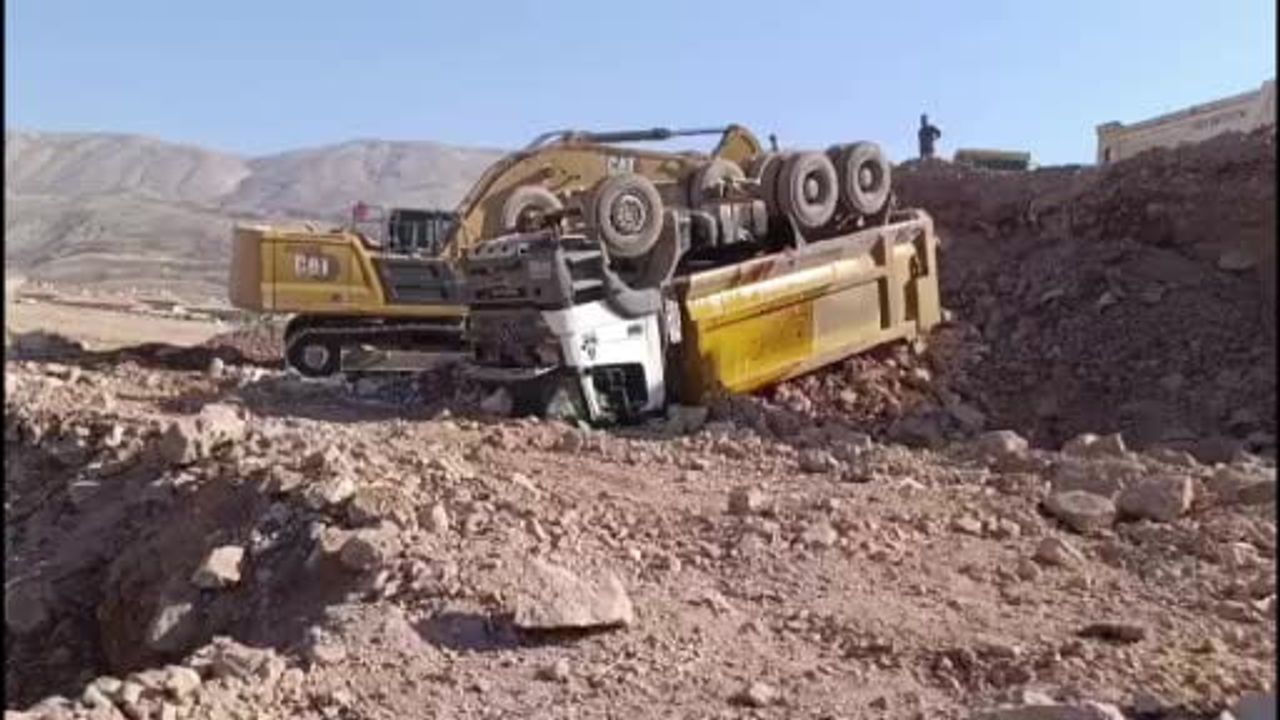 Doğanşehir'de şantiye yolunda hafriyat kamyonu devrildi, sürücü yaralandı