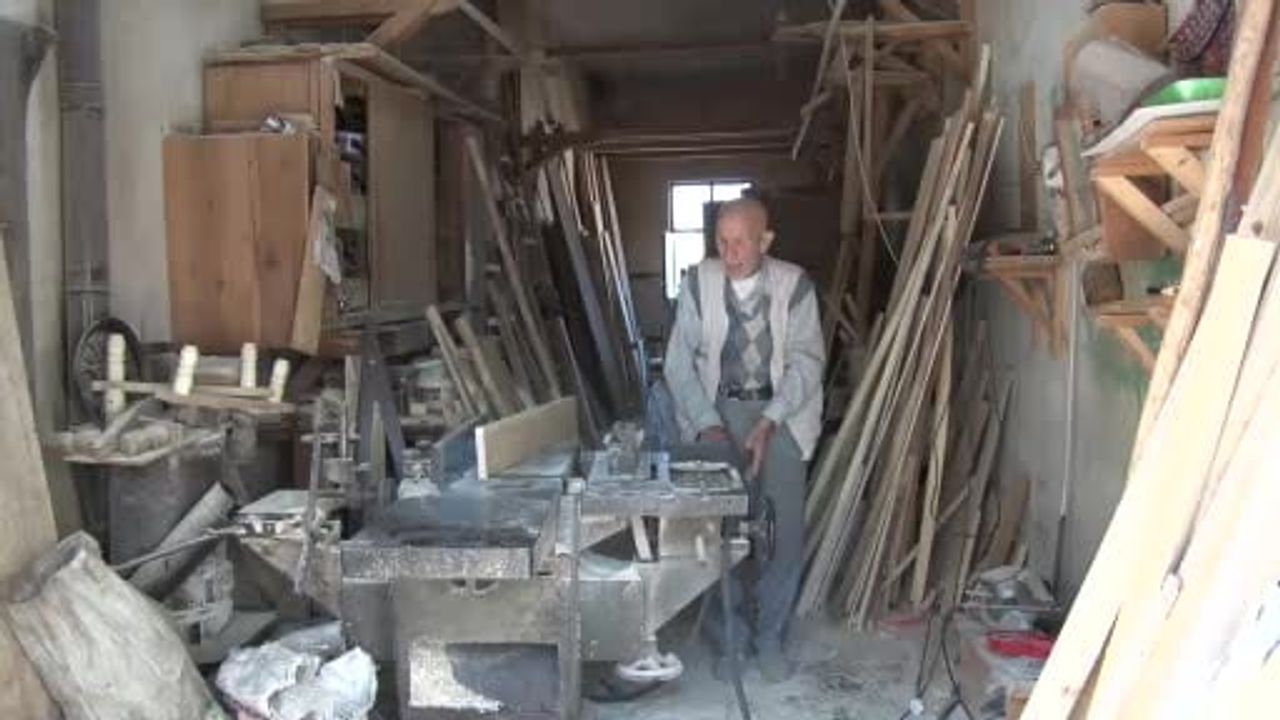 Doksan yaşındaki marangoz el emeğiyle mesleğini sürdürüyor