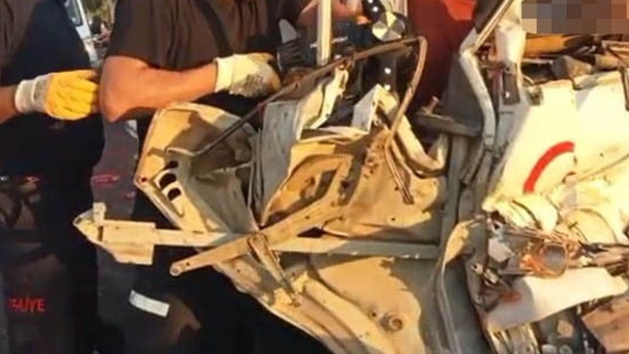 Dokuztekne'de kamyonetin tıra arkadan çarpması sonucu iki yabancı uyruklu hayatını kaybetti