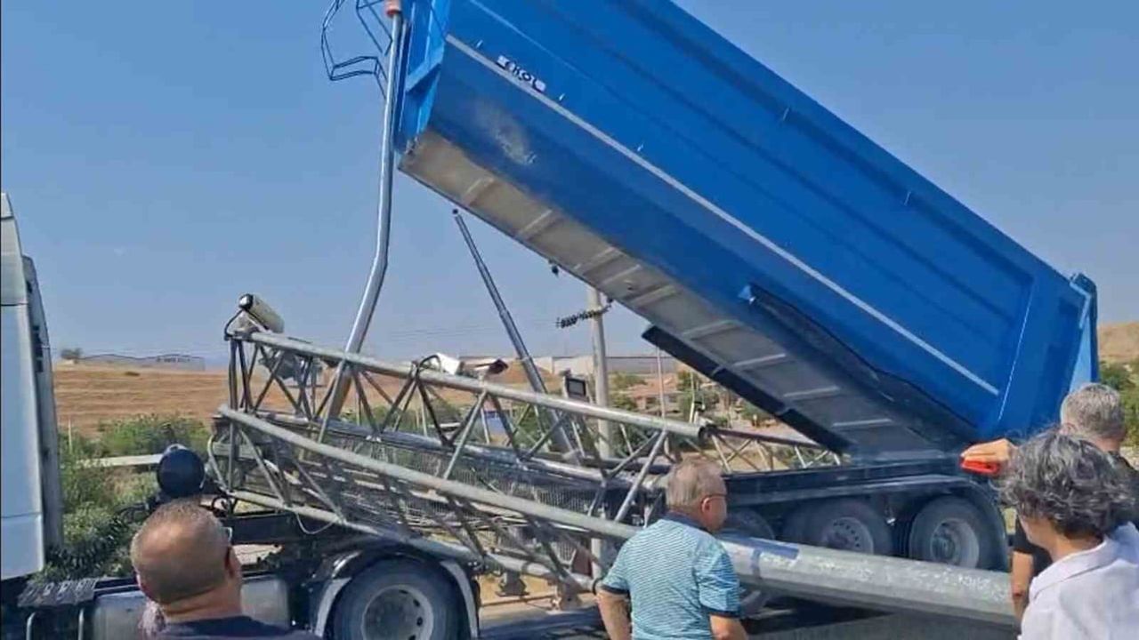 Dorsesini kapatmayı unutunca EDS levhasını devirdi