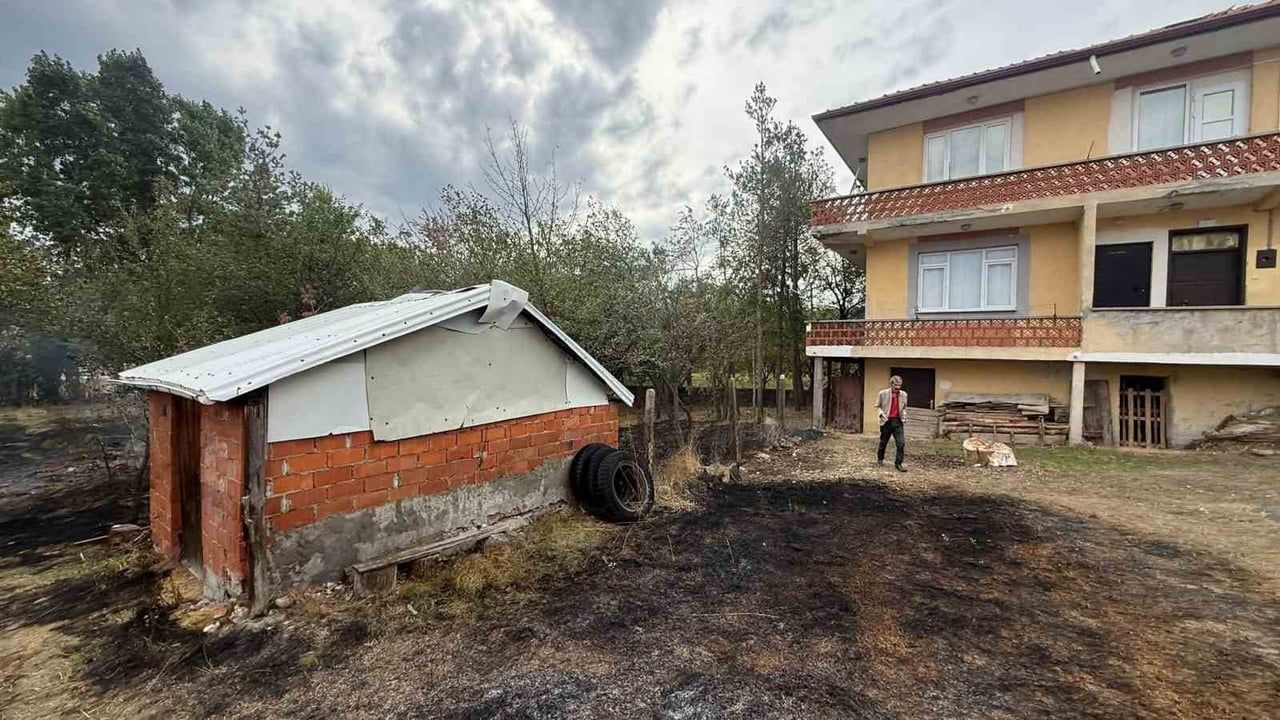 Dörtdivan'da evlerin bitişiğindeki otlukta çıkan yangın kısa sürede kontrol altına alındı