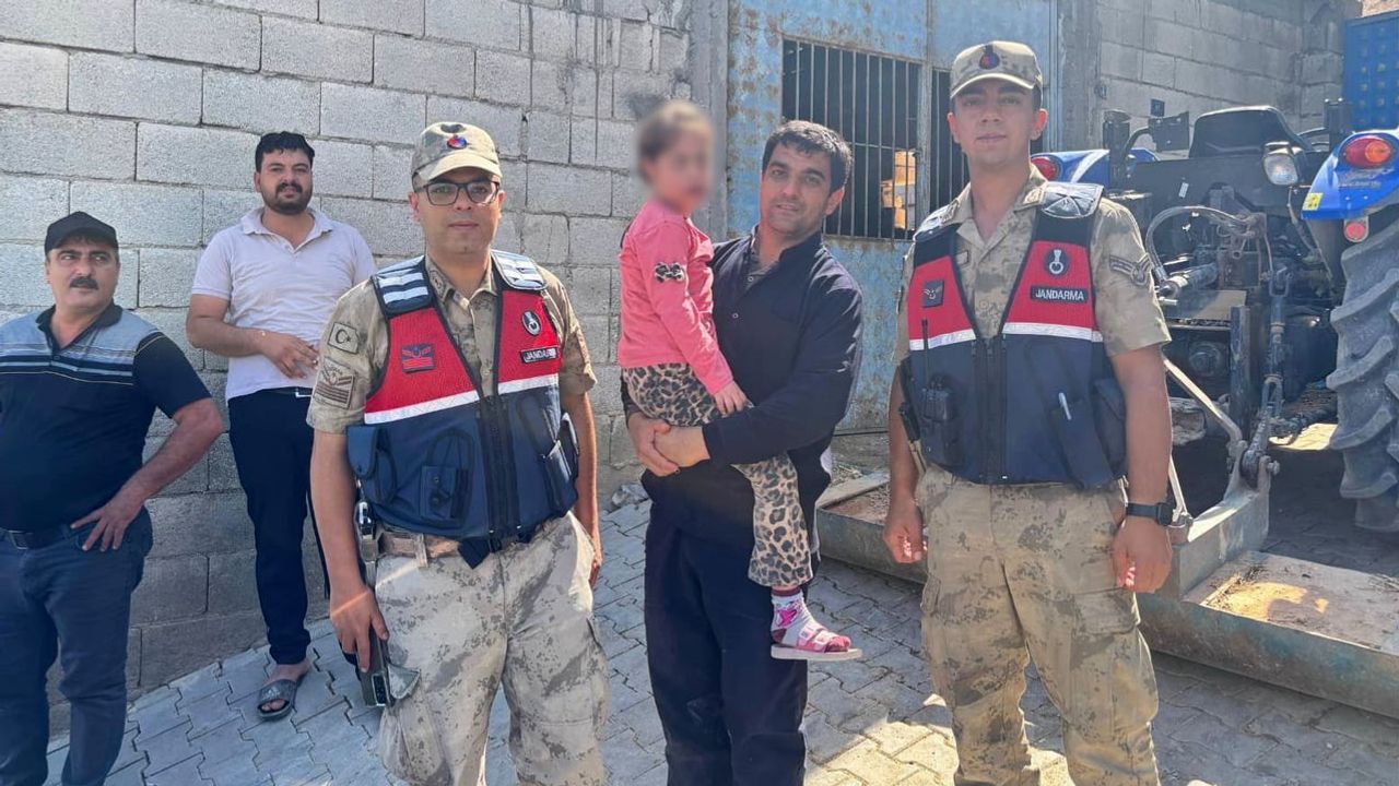 Dron destekli aramayla bulunan Down sendromlu çocuk ailesine teslim edildi