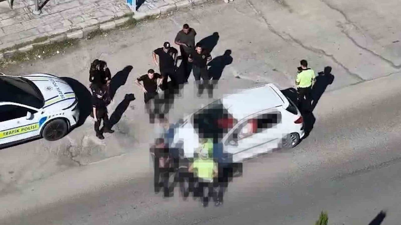 Dron kaydetti: denetimi görünce sürücü yolcu ile yer değiştirdi, 200 bin lira ceza