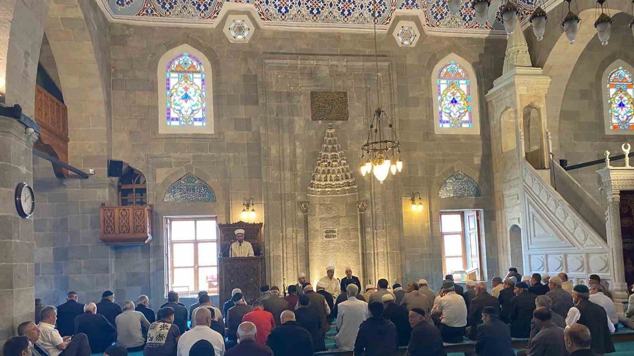 Dualar Lalapaşa Camii'nde şehitler ve gaziler için yükseldi
