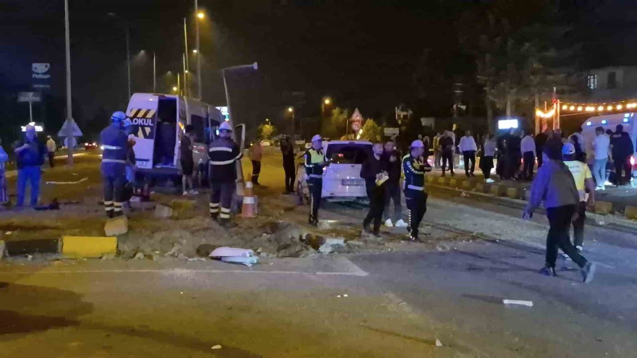 Düğün dönüşü kaza: minibüs elektrik direğine çarptı, 21 yaralı