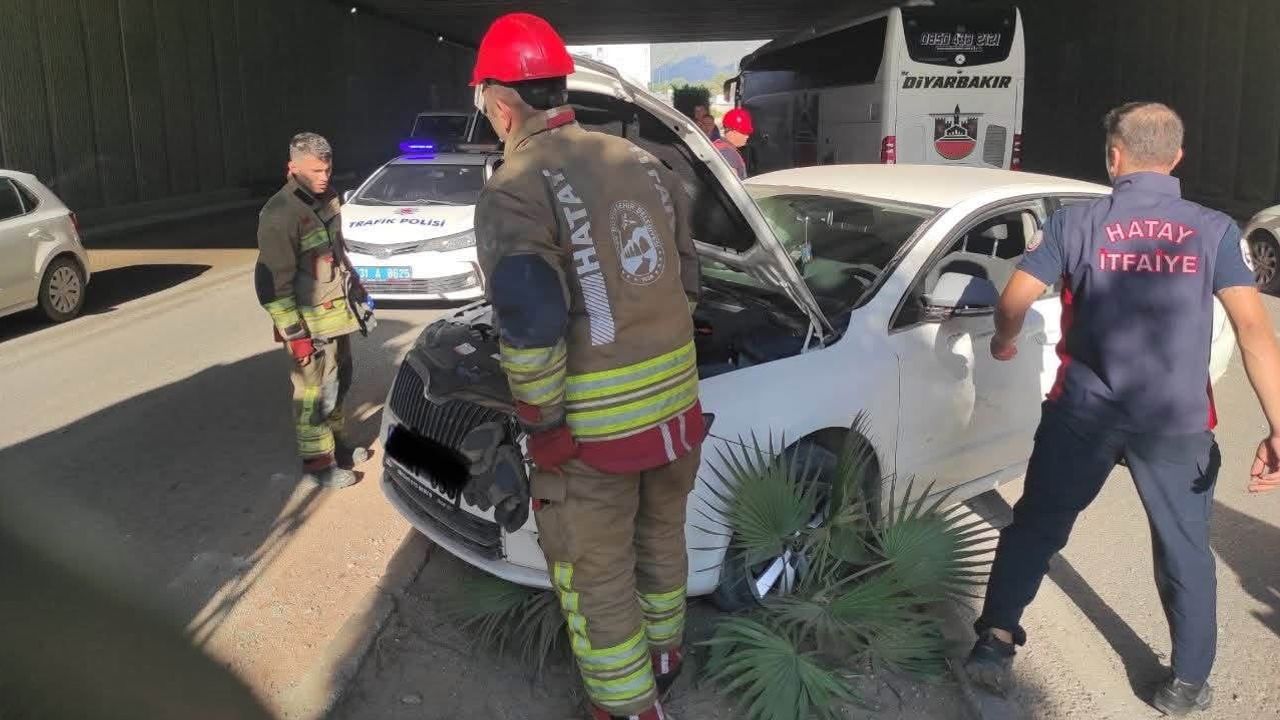 Dumlupınar mevkiinde araç devrildi, itfaiye iki kişiyi kurtardı