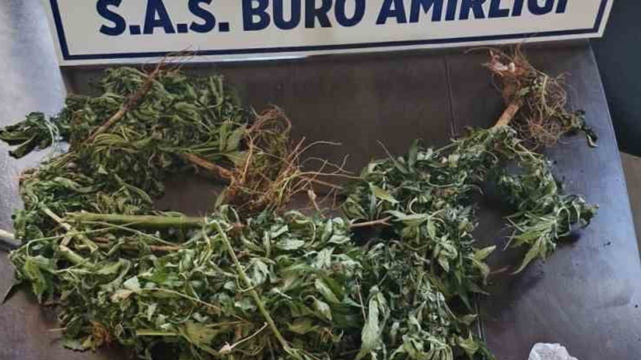 Dur ihtarına uymayan şüpheli evinde 106,7 gram esrarla yakalandı