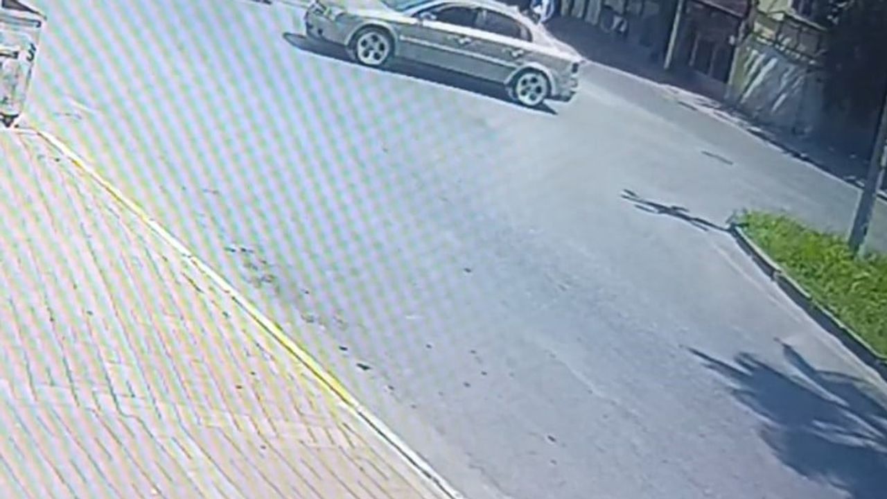 Dur levhasına uymayan otomobil kavşağı tehlikeye attı: baba ve oğlu yaralandı