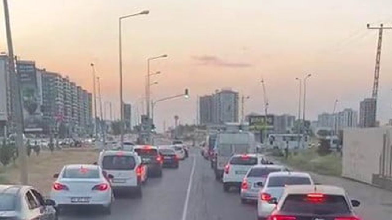 Duyarlı sürücüler Diyarbakır'da itfaiyeye koridor açtı