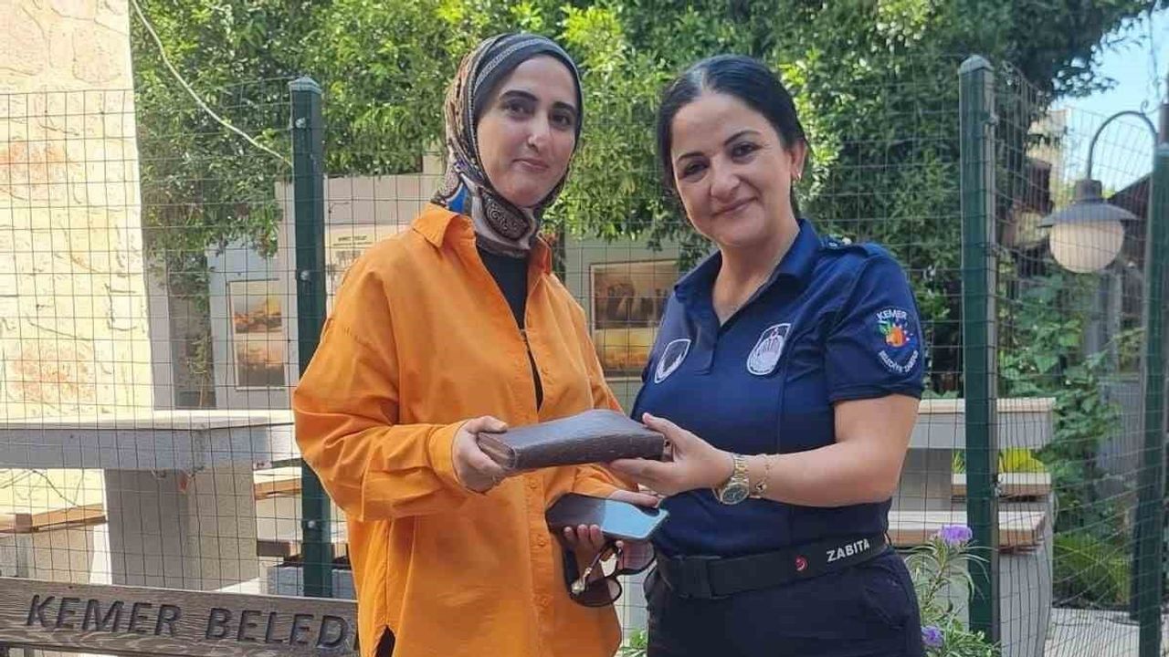Duyarlı vatandaşın bulduğu cüzdan zabıta sayesinde sahibine ulaştı