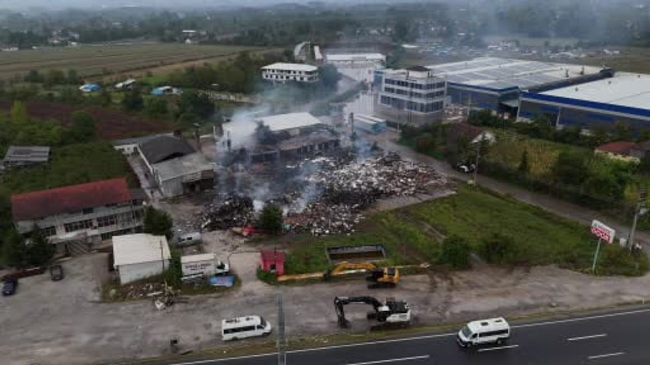 Düzce'de ahşap kapı fabrikası küle döndü; havadan görüntüler durumu gözler önüne serdi