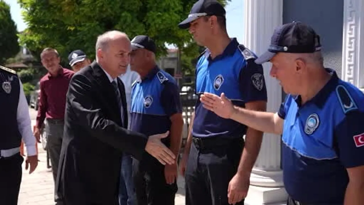 Düzce'de başkan Özlü zabıta personeline tesbihle teşekkür etti