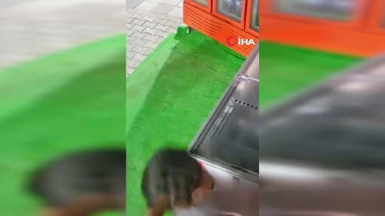 Düzce'de gece alışverişinde güven bırakan davranış kameraya yansıdı
