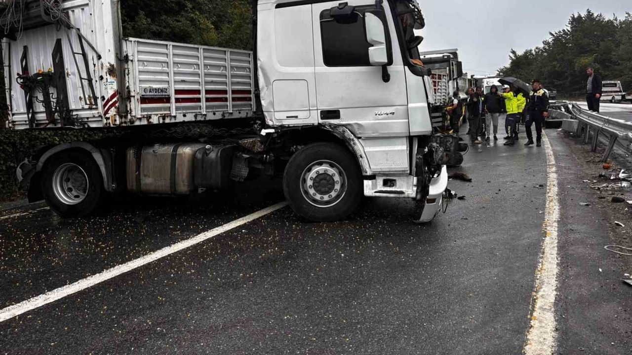 Düzce'de makaslayan tır D-655 karayolunu trafiğe kapattı
