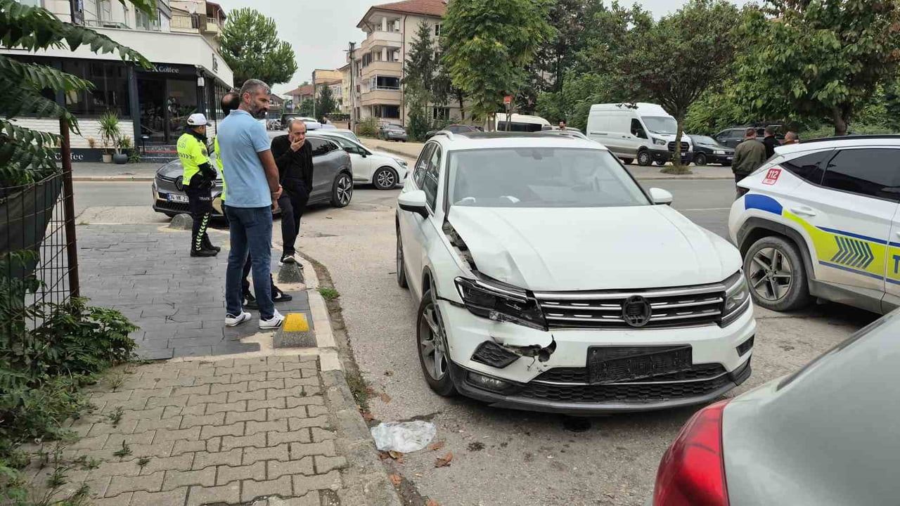 Düzce'de Mehmet Akif Caddesi'nde çarpışma: bir sürücü yaralandı