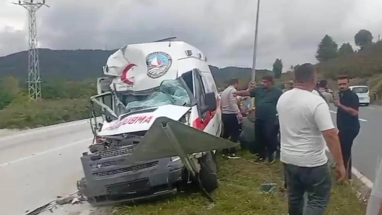 Düzce Kurtköy'de hasta nakil ambulansı refüjdeki tabelaya çarparak durdu