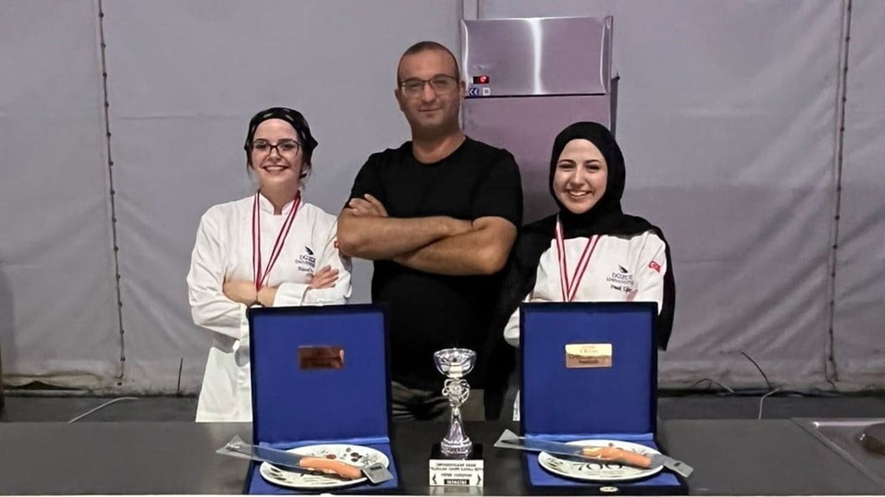 Düzce'nin genç şefleri Bursa'dan gümüş madalyayla döndü