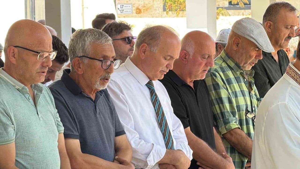 Düzceli gazetecinin annesi için Şehitlik Camisi'nde veda töreni