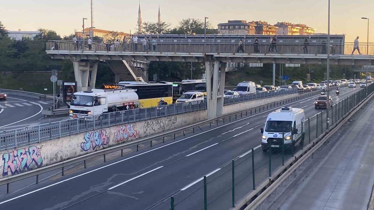 E-5'te yarım saatlik kuyruk oluştu: Okmeydanı'nda tanker arızası trafik akışını durdurdu