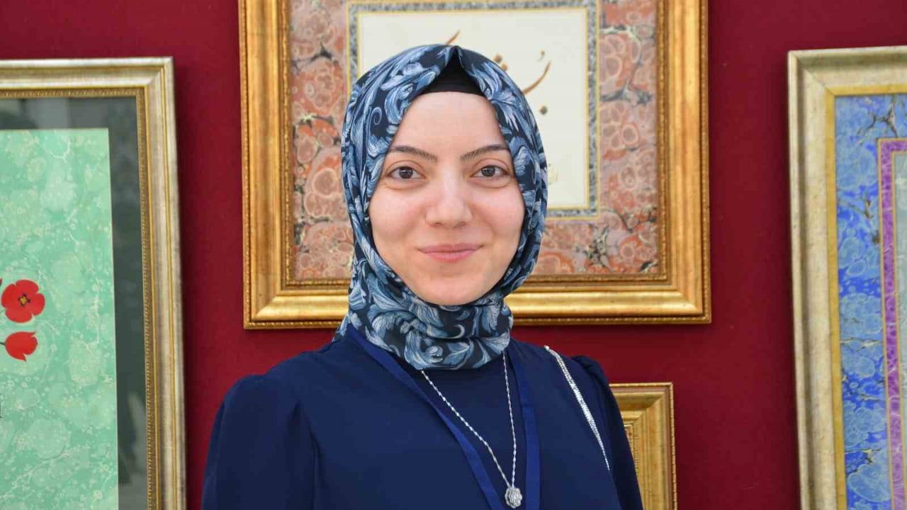 Ebru teknesinde büyüyen merak: lisede başlayan ustalık
