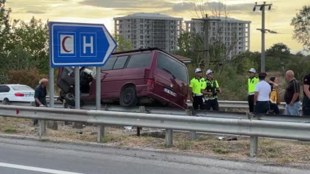 Edirne’de bariyerler üzerinde 35 metre sürüklenen panelvanın sürücüsü hafif yaralandı