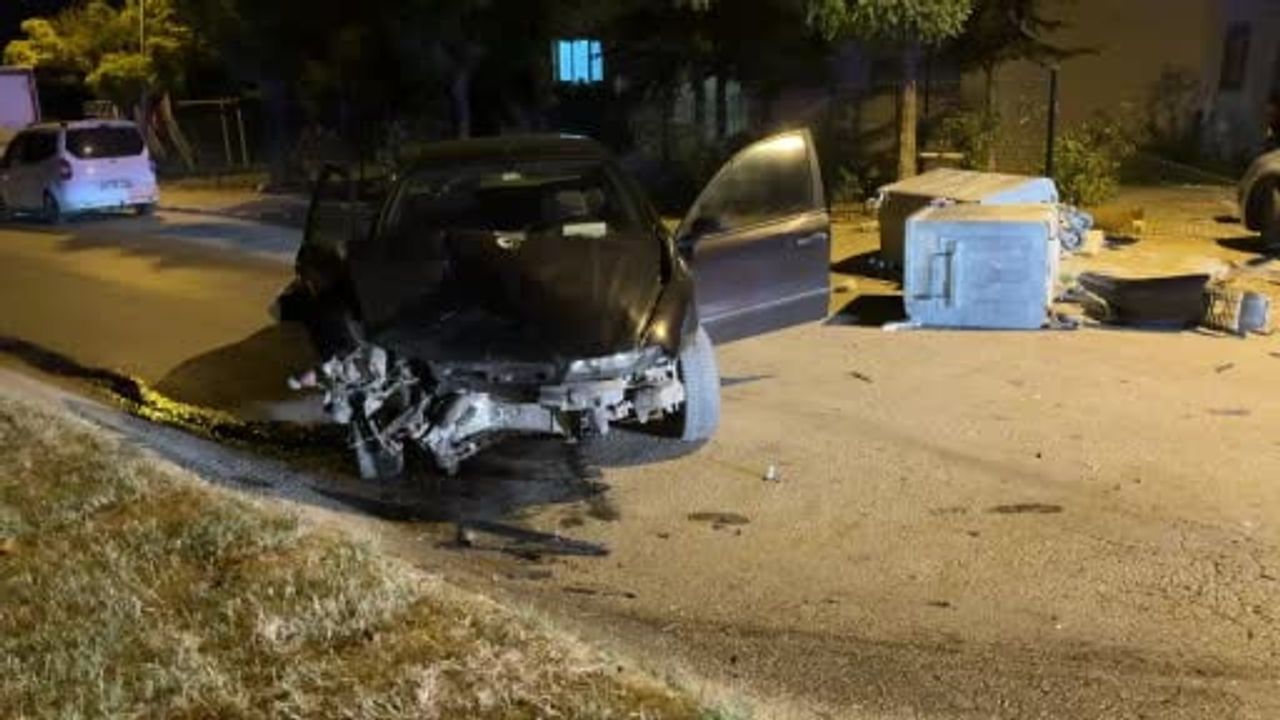 Edirne'de kontrolden çıkan otomobil park halindeki araca çarpıp konteynerleri sürükledi