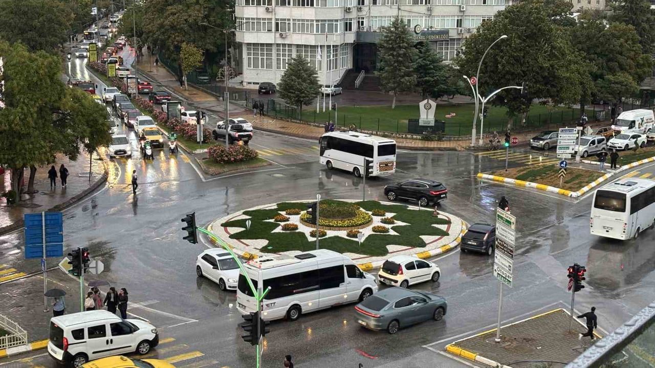 Edirne'de sağanak hayatı etkiledi, vatandaş tedbirli