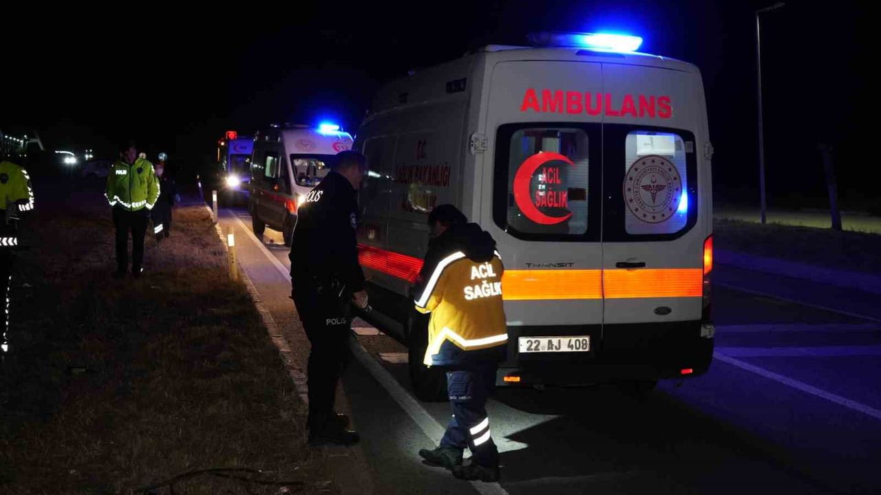 Edirne-Havsa karayolunda kontrolden çıkan otomobil metrelerce savrularak refüje devrildi