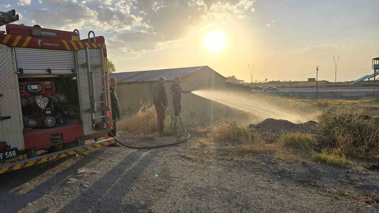 Edremit'te rüzgarla yayılan örtü üstü yangın itfaiye tarafından söndürüldü