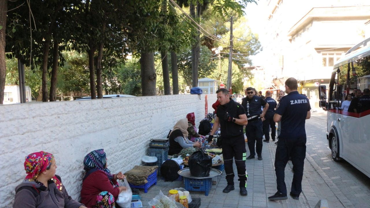 Edremit'te yayaların önceliği: kaldırımlar işgalden temizlendi