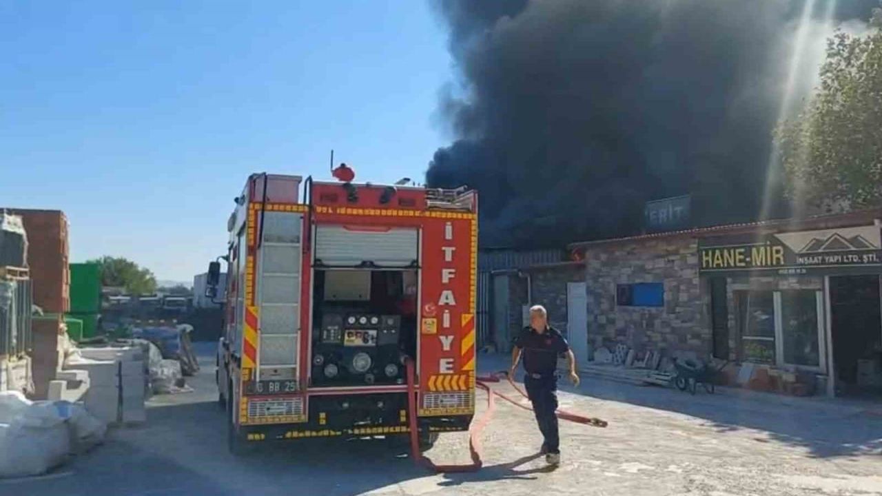 Edremit Yolören'de dükkanları vuran yangın beş iş yerinde hasara yol açtı