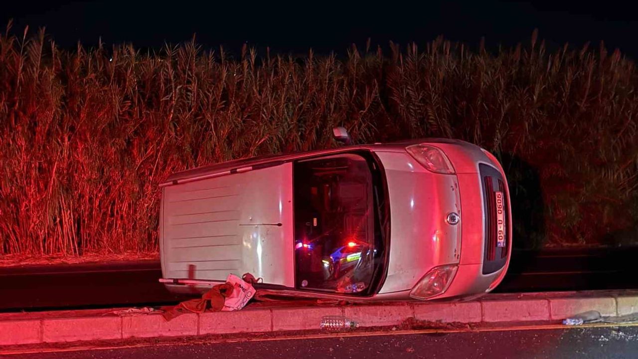 Efeler'de domuz çıkması trafikte tehlikeye yol açtı: ticari araç takla attı, sürücü sağ kurtuldu