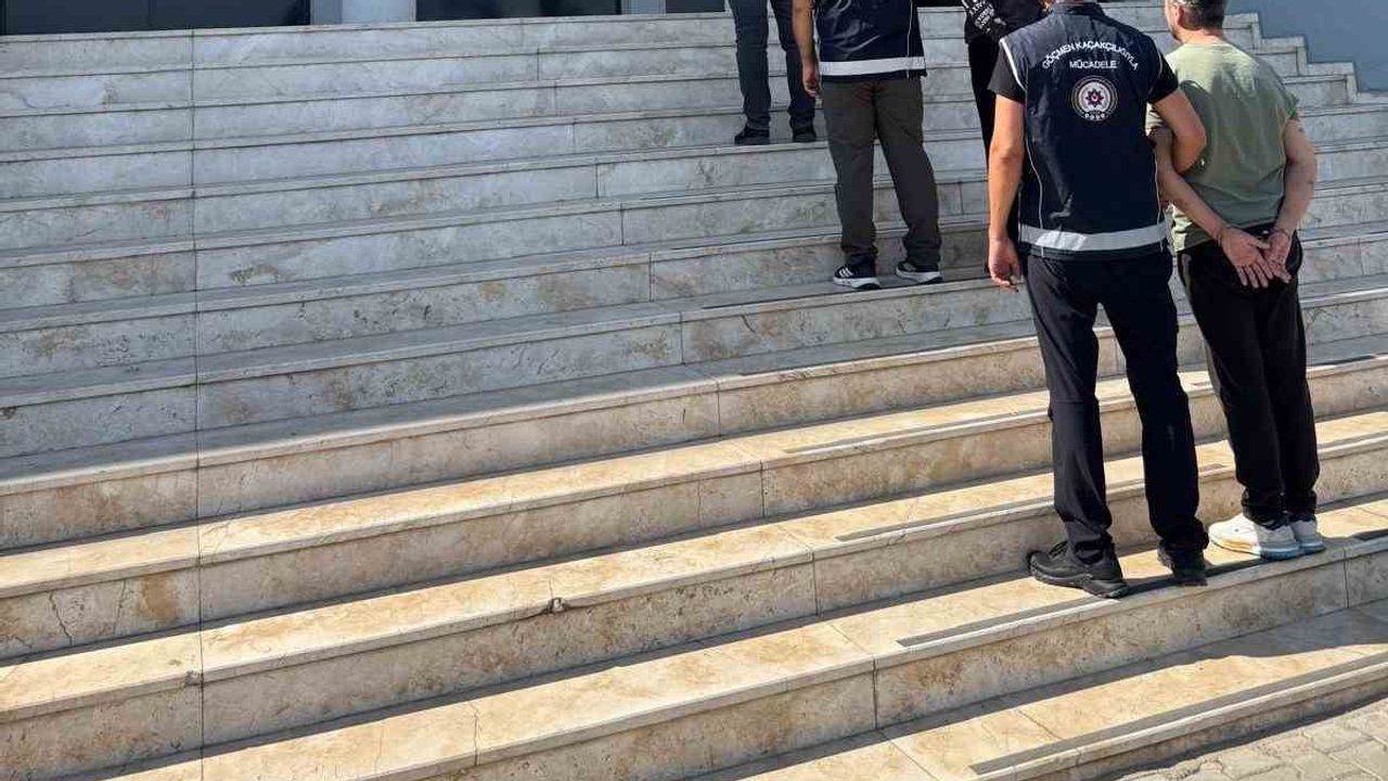 Efeler'de ev ve araçta düzenlenen operasyonda 31 düzensiz göçmen yakalandı