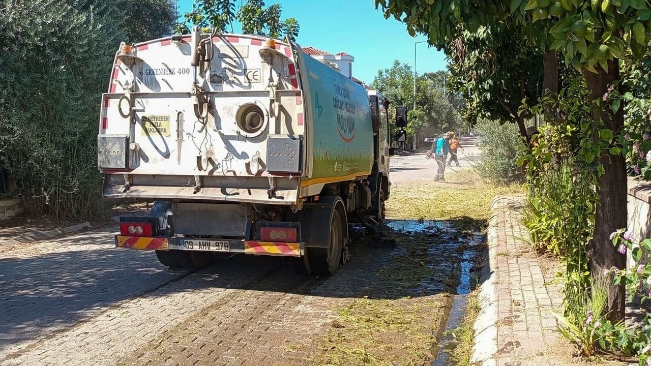 Efeler'de kapsamlı temizlik çalışmaları mahallelerde sürdü