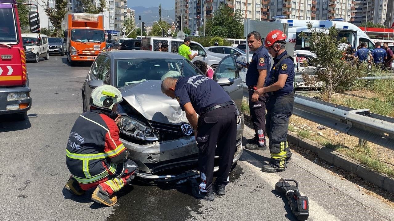 Efeler'de kavşakta iki Volkswagen çarpıştı: bebek dahil 4 yaralı
