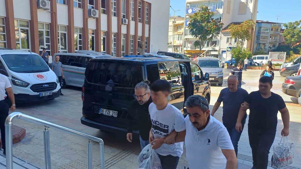 Efeler'de lise önünde pompalı tüfekle görülen üç genç adliyeye sevk edildi