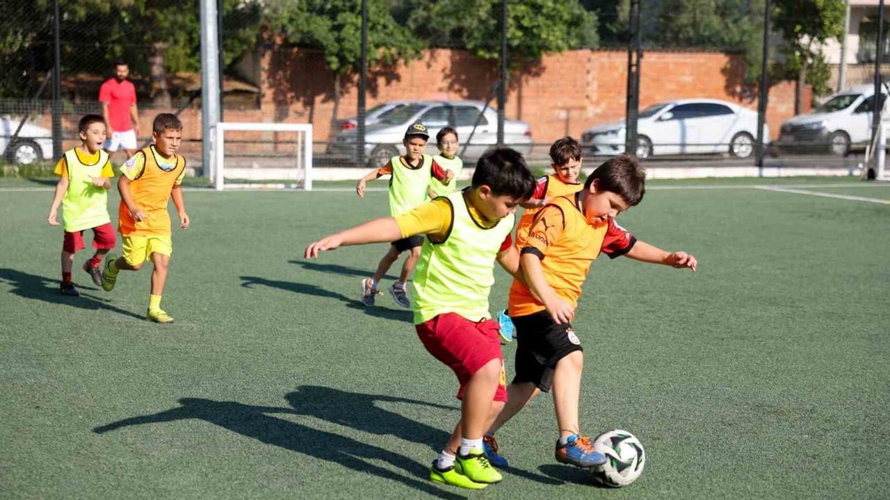 Efeler'de minikler için futbol akademisi kayıtları başladı